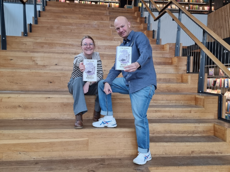 Lea og Alexander står på den store trappe i Gilleleje med hver deres eksemplar af Meter i Sekundet.